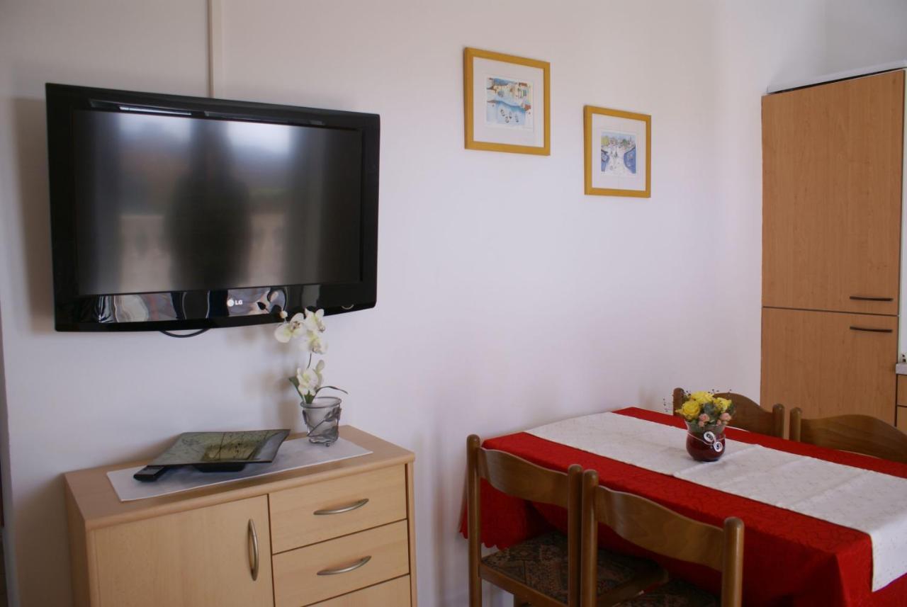 Apartment Nevenka Крк Екстер'єр фото
