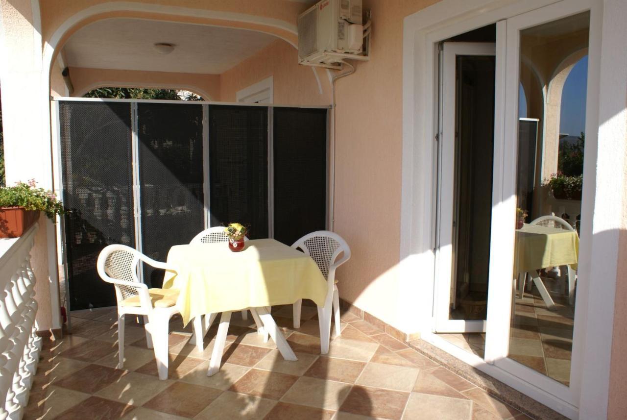 Apartment Nevenka Крк Екстер'єр фото