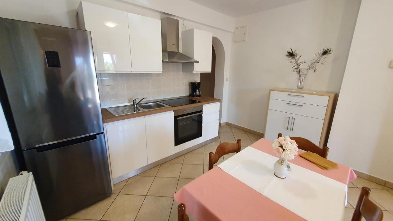 Apartment Nevenka Крк Екстер'єр фото